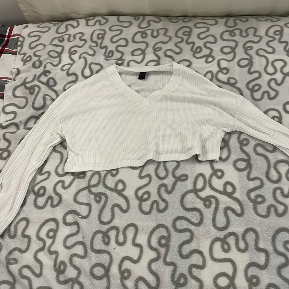 I’m selling this white cropped sweater
